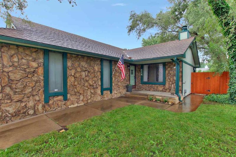 624 N Oak Forest Ln, Derby, KS 67037