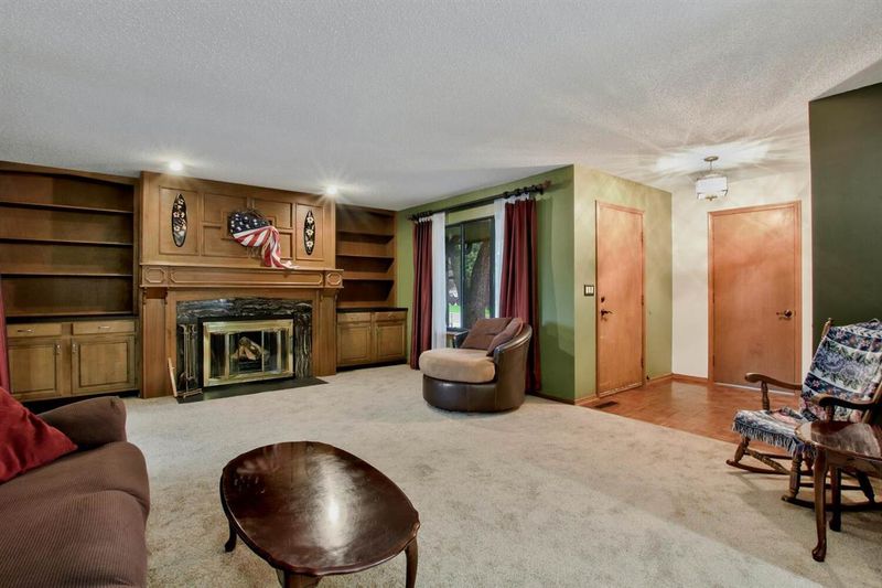 624 N Oak Forest Ln, Derby, KS 67037