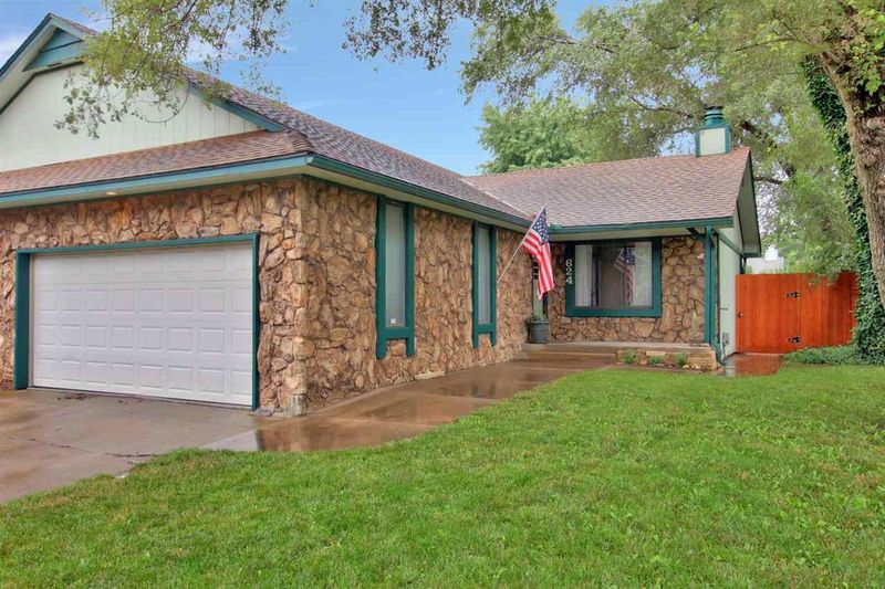 624 N Oak Forest Ln, Derby, KS 67037