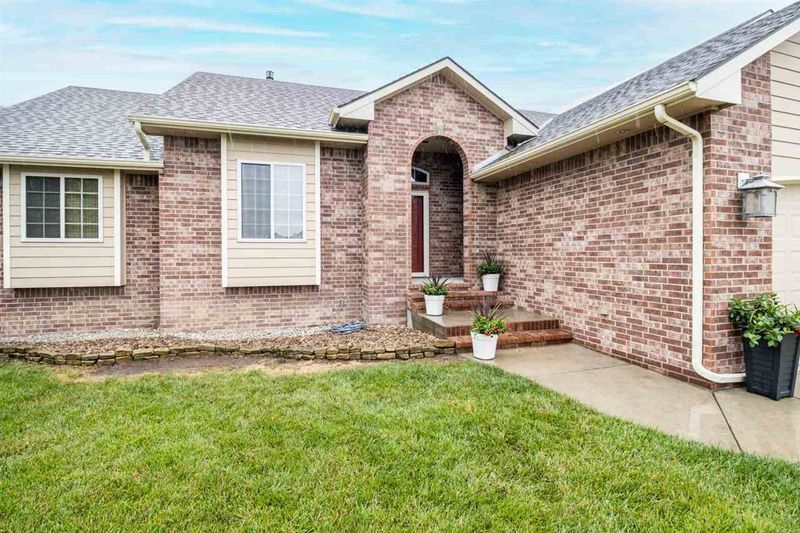 8209 E Old Mill Ct, Wichita, KS 67226