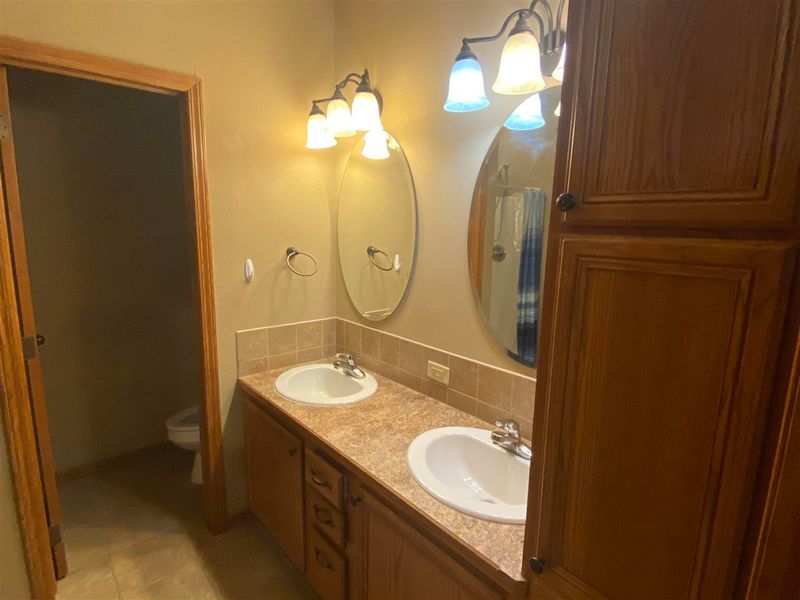939 W Threewood Ct, Andover, KS 67002