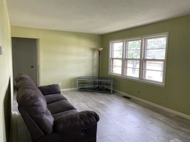 116 SW 14th St, Newton, KS 67114