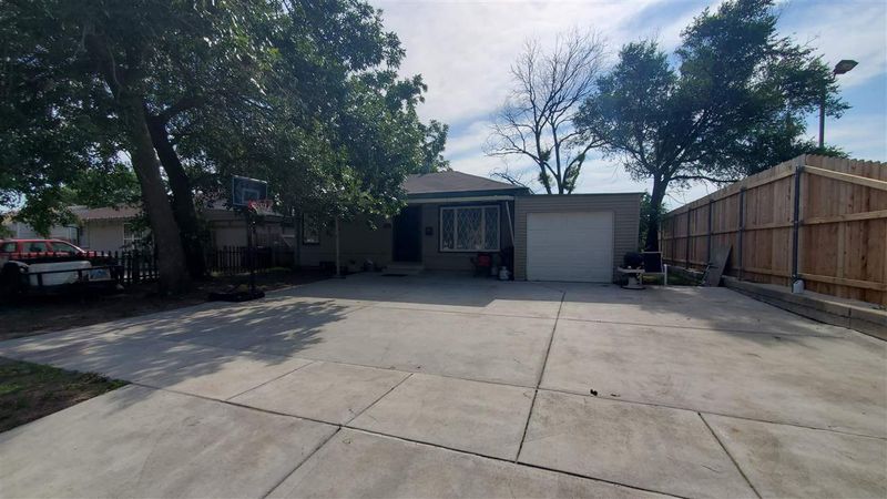533 S Pinecrest St, Wichita, KS 67218