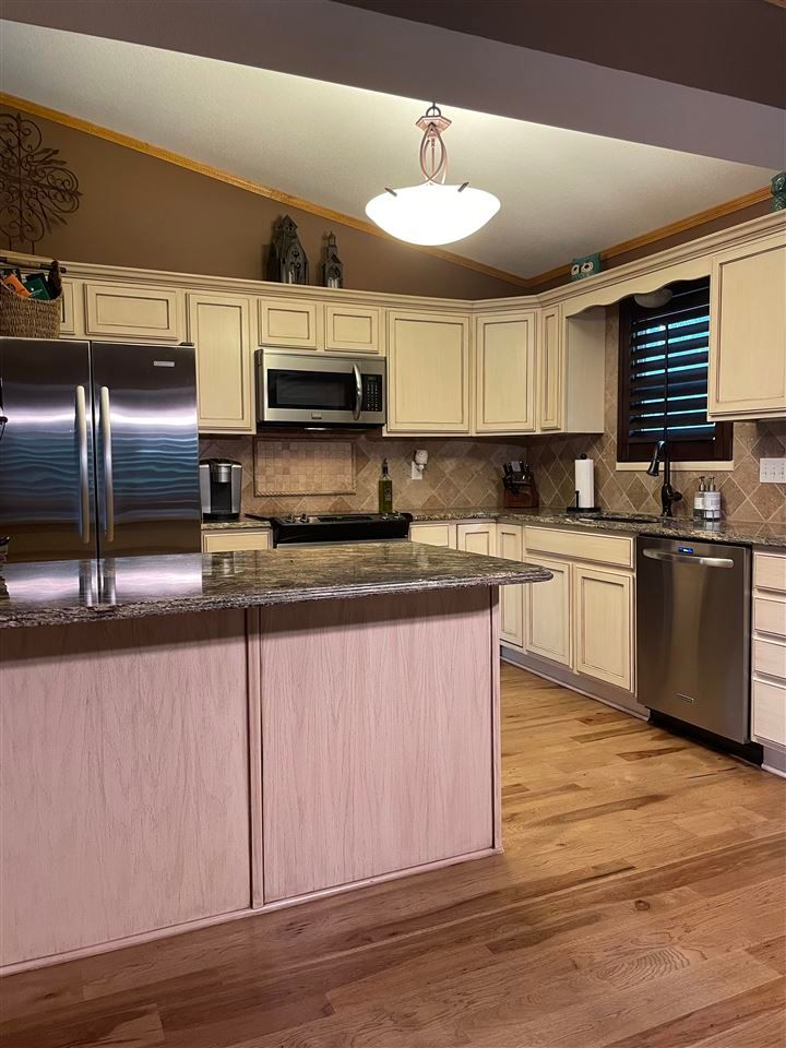 424 E Woodfield Ave, Mulvane, KS 67110