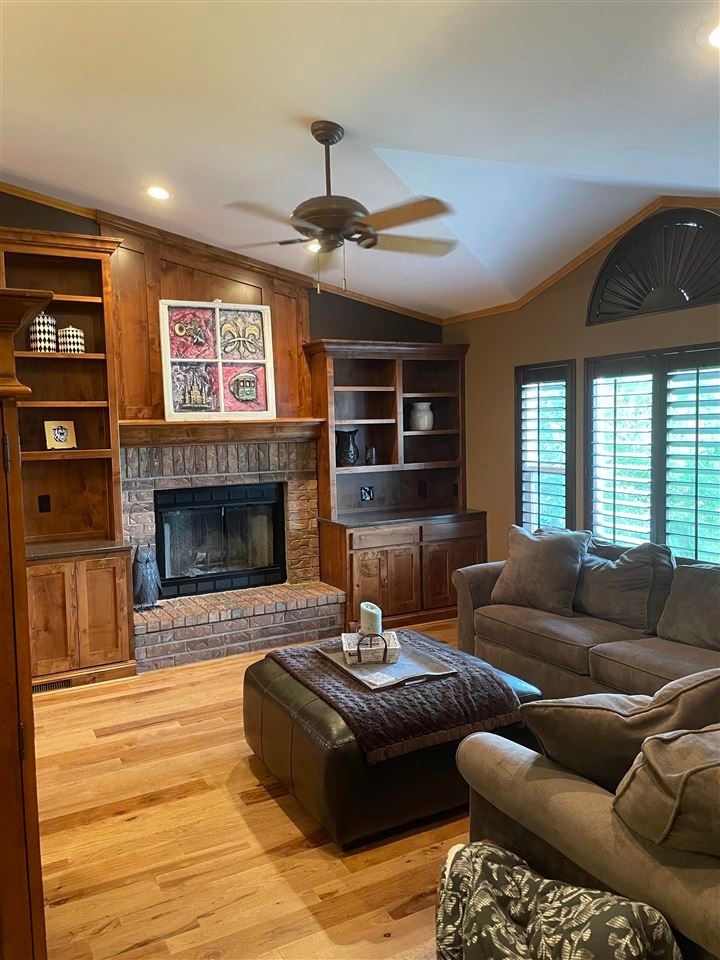 424 E Woodfield Ave, Mulvane, KS 67110
