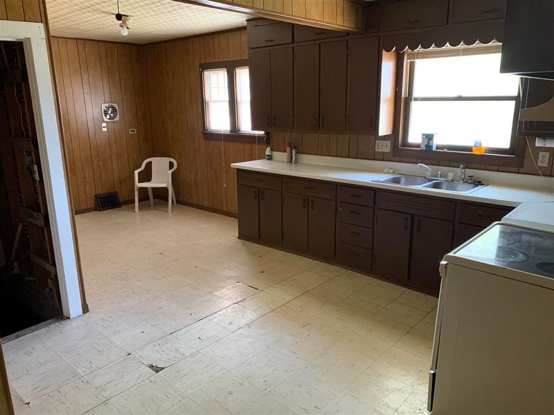 218 E Harrison St, Andover, KS 67002
