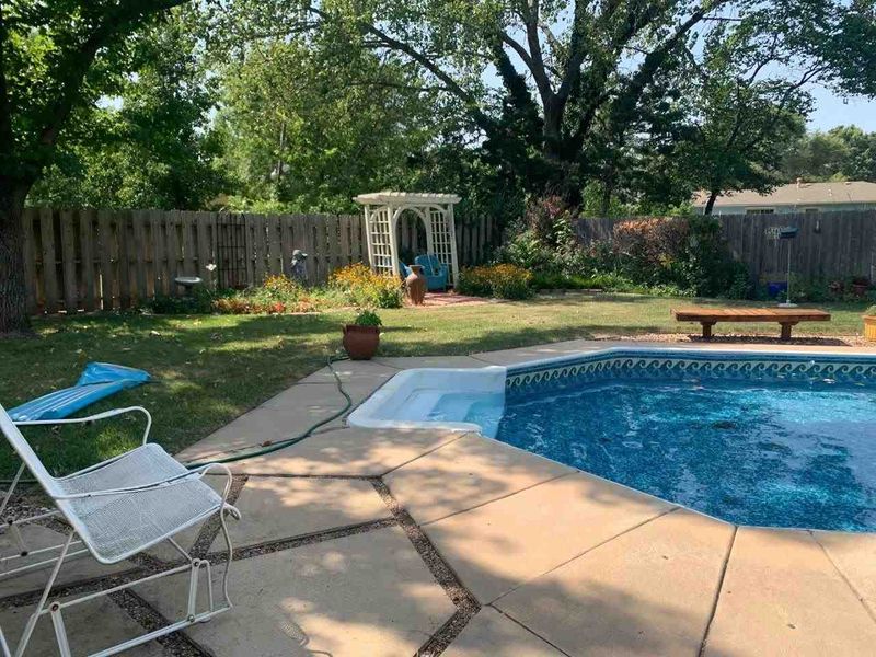 512 Renee Dr, Andover, KS 67002