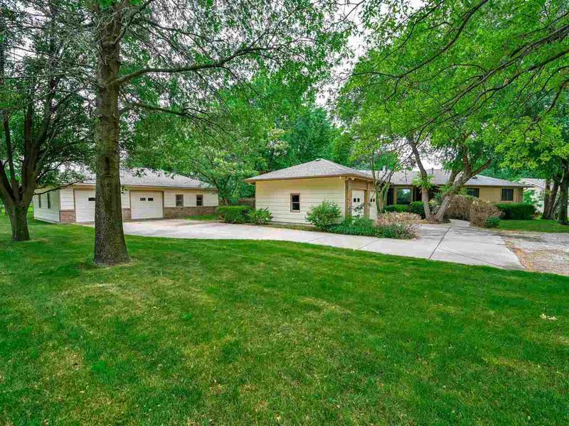 4 Beaver Creek Rd, Goddard, KS 67052