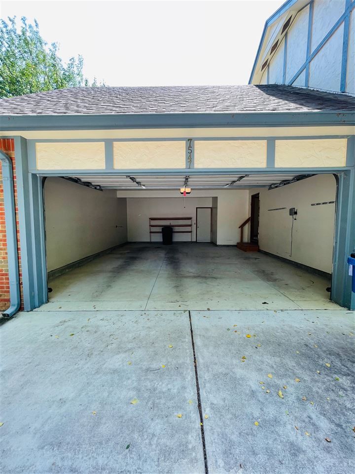 7547 E Oxford Ct, Wichita, KS 67226