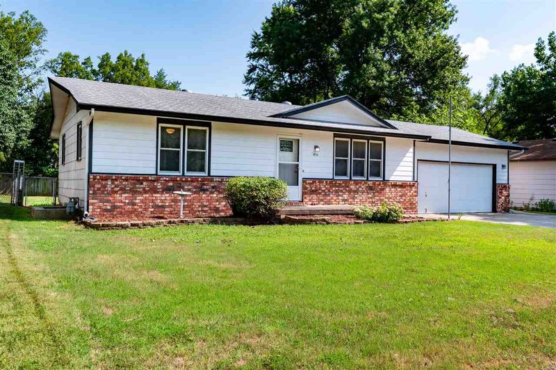 1410 Shelly Dr, Mulvane, KS 67110