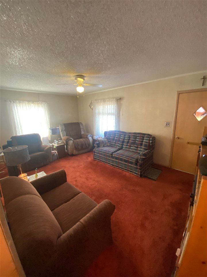 911 E 5th St, Newton, KS 67114