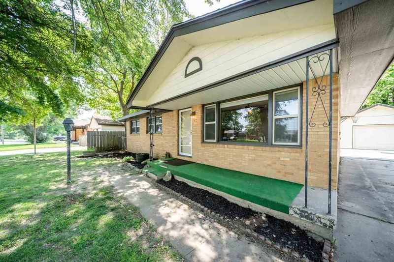 911 Alexander Dr, Haysville, KS 67060