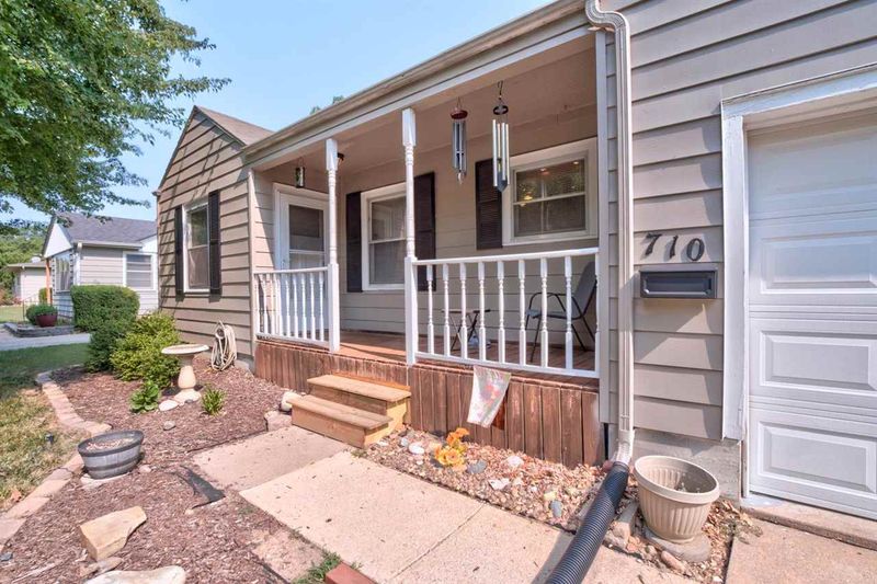 710 W 7th St, Newton, KS 67114