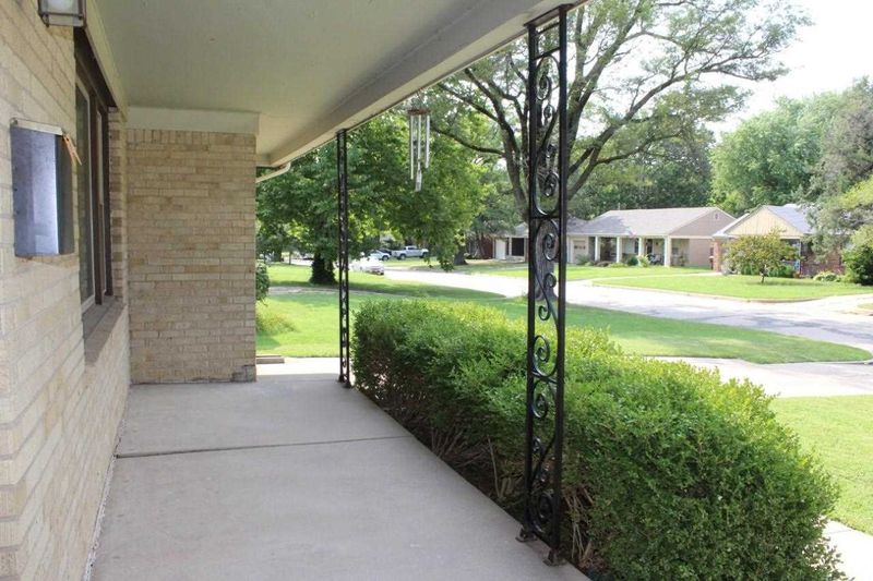 6015 E Avalon St, Wichita, KS 67208