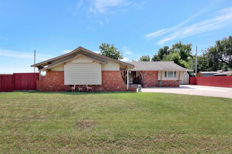 329 E 2nd St, Goddard, KS 67052