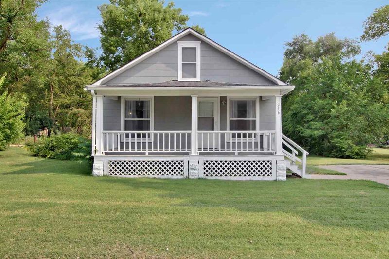 616 E 1st St, Newton, KS 67114