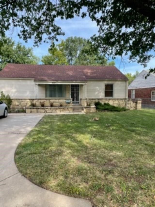 804 S Apache Dr, Wichita, KS 67207