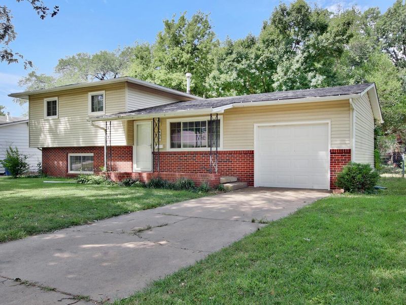 439 S Spring Creek Dr, Derby, KS 67037