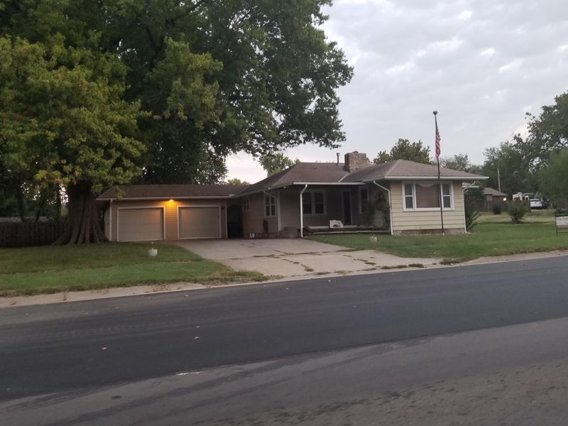 520 E River St, Eureka, KS 67045