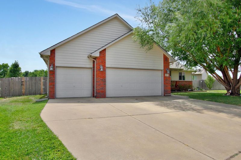 1415 E Rough Creek Pl, Derby, KS 67037