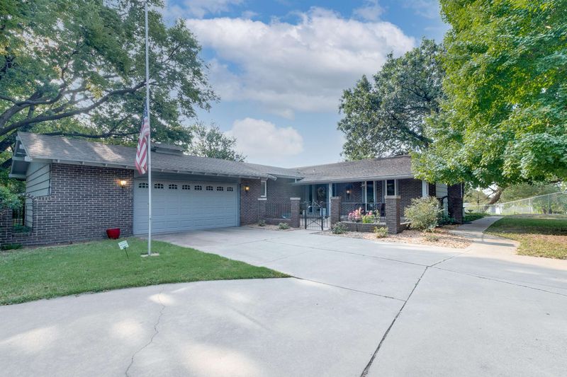 601 W 8th St, Newton, KS 67114