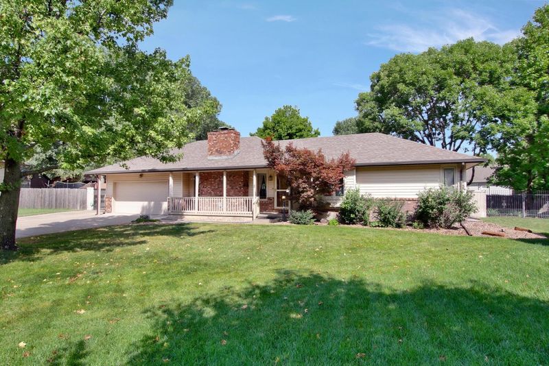 9 Ora Ct, Valley Center, KS 67147