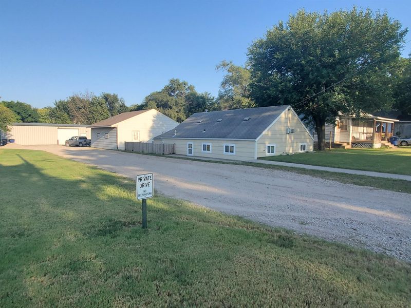 1228 N High St, Newton, KS 67114