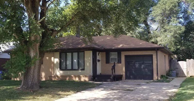 439 S Lakeview Dr, Derby, KS 67037