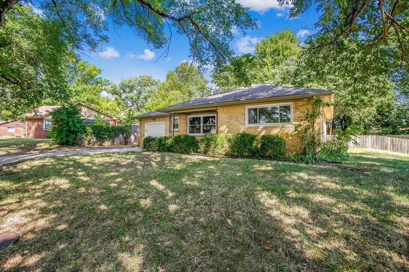 310 E English St, Mulvane, KS 67110