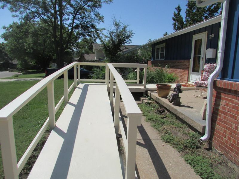 1805 Meadowlake, Augusta, KS 67010