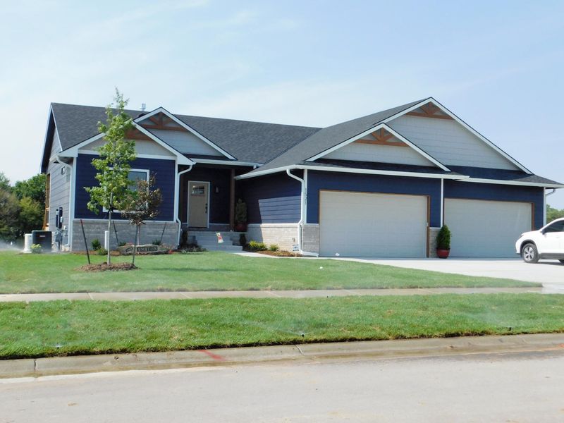 1521 N Emerald Valley Dr, Mulvane, KS 67110