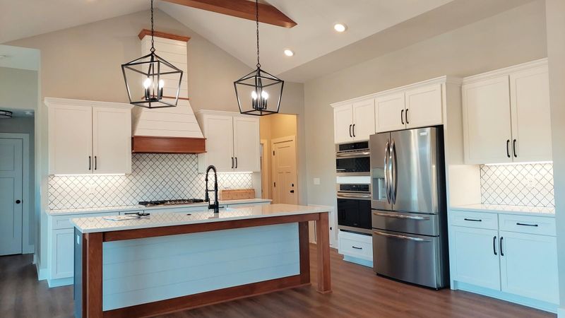 1521 N Emerald Valley Dr, Mulvane, KS 67110