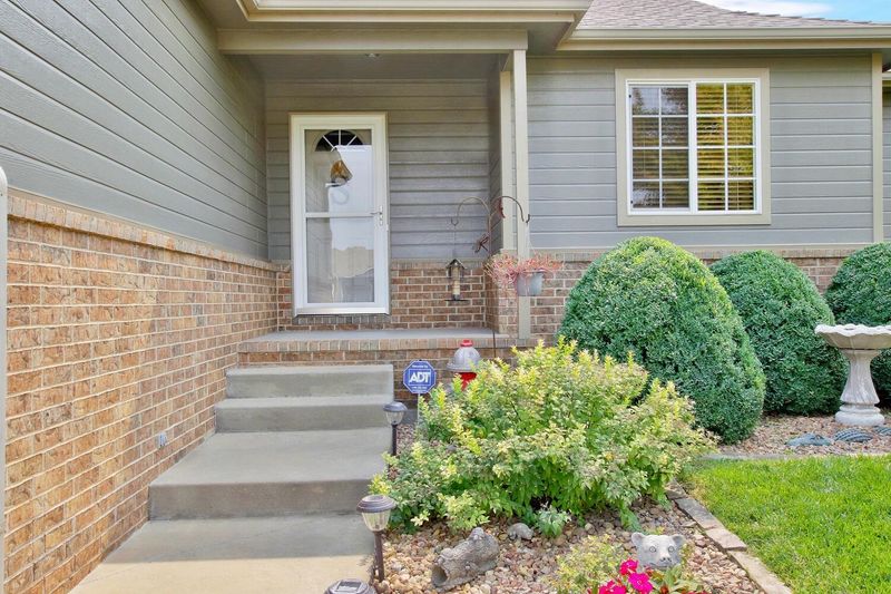 709 E Peach Ave, Haysville, KS 67060