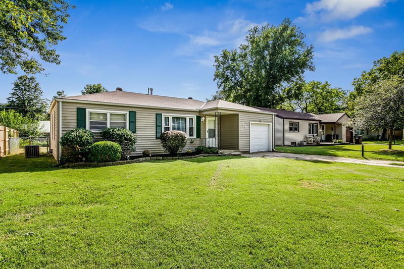 321 W 4th St, Haysville, KS 67060-1607
