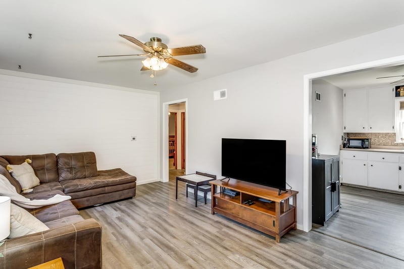 321 W 4th St, Haysville, KS 67060-1607