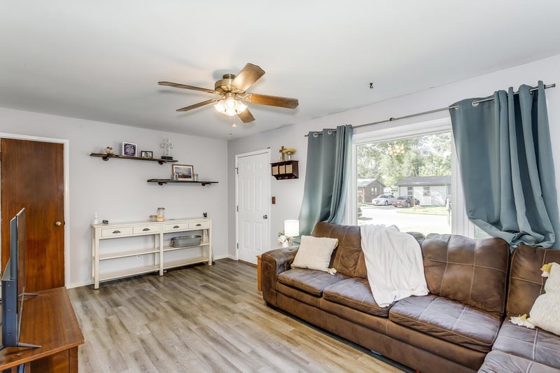 321 W 4th St, Haysville, KS 67060-1607