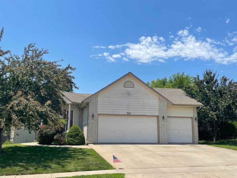 701 N Timberleaf Dr, Derby, KS 67037
