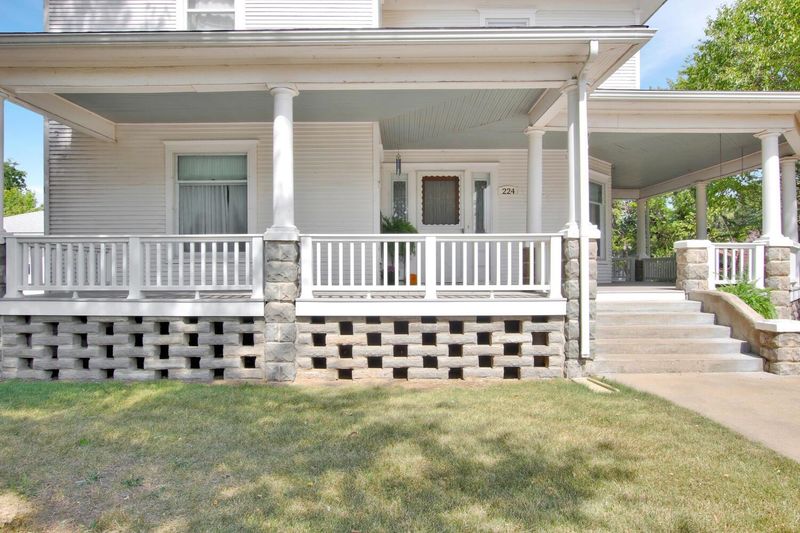 224 W 1st Ave, Goddard, KS 67052