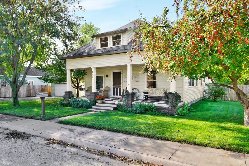 211 N 1st Ave, Mulvane, KS 67110