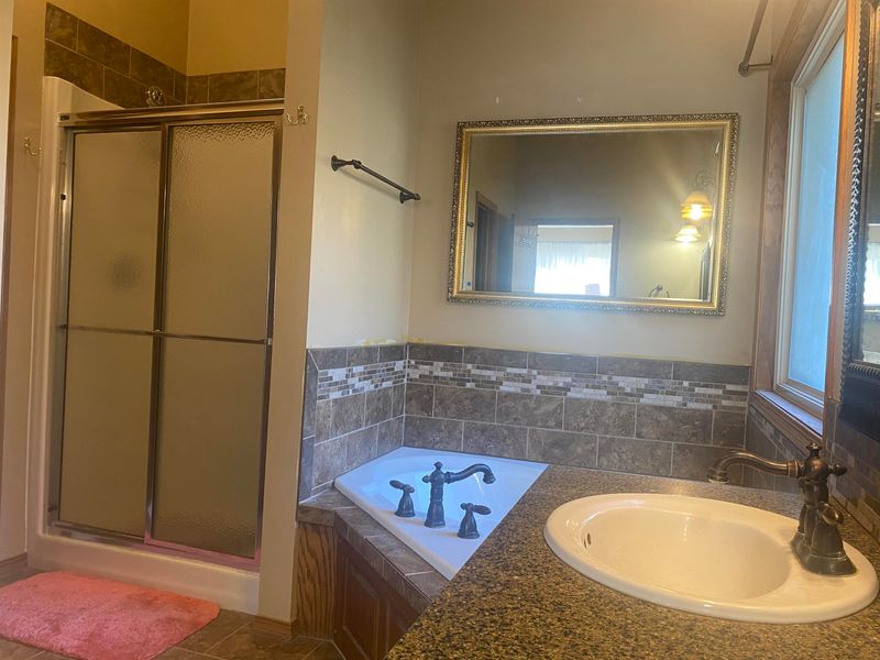 1401 E Hiddenridge, Derby, KS 67037