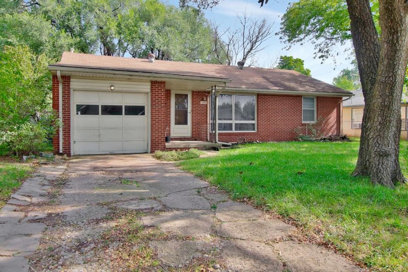 1208 N Westview Dr, Derby, KS 67037
