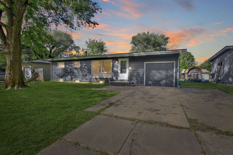 1421 N Prairie Ln, Derby, KS 67037
