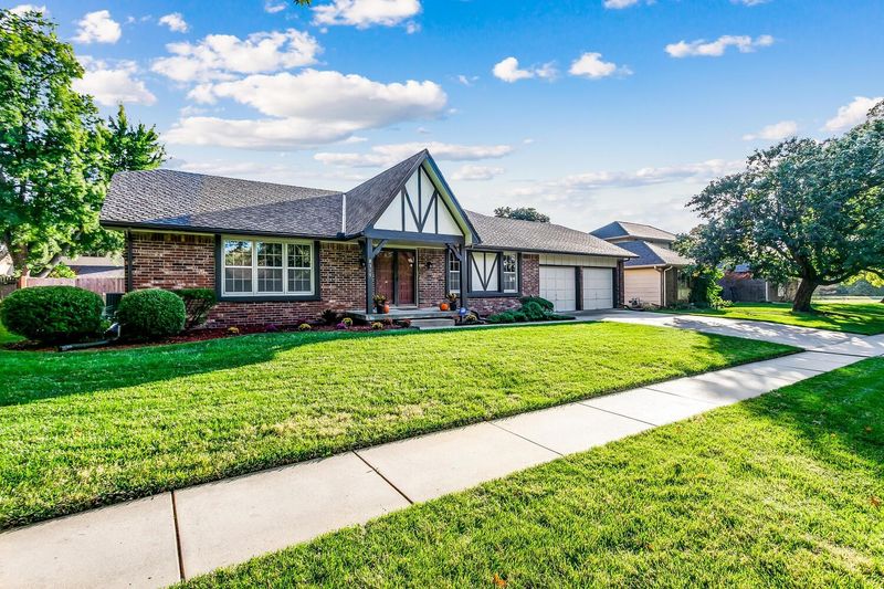 8315 E Stoneridge Ln, Wichita, KS 67206