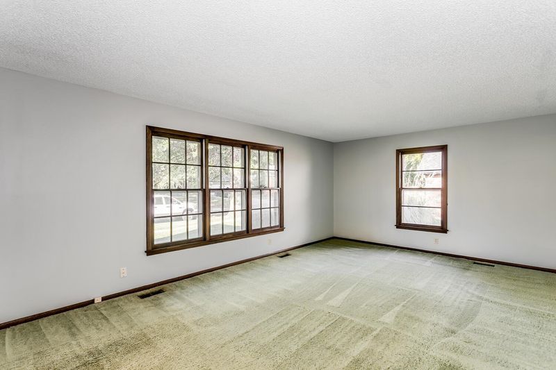 8315 E Stoneridge Ln, Wichita, KS 67206