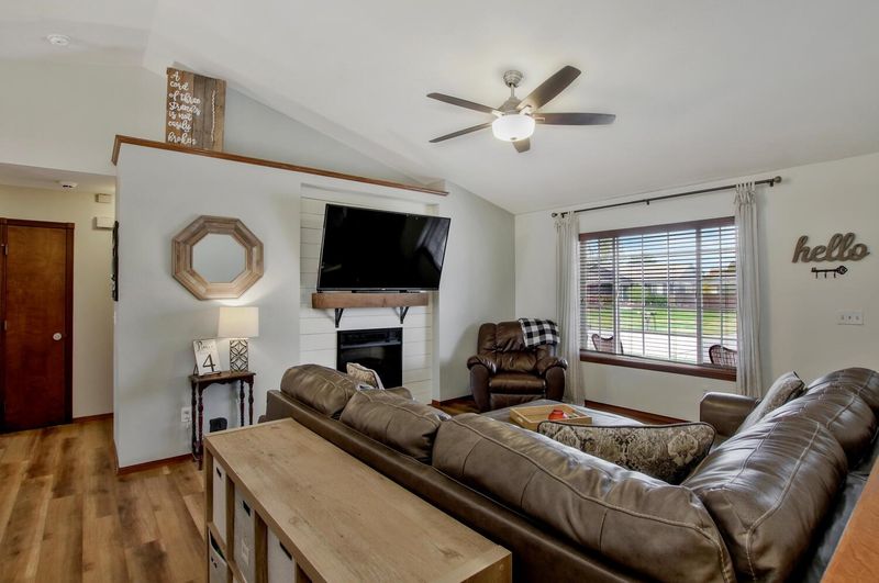 717 E Peach Ave, Haysville, KS 67060