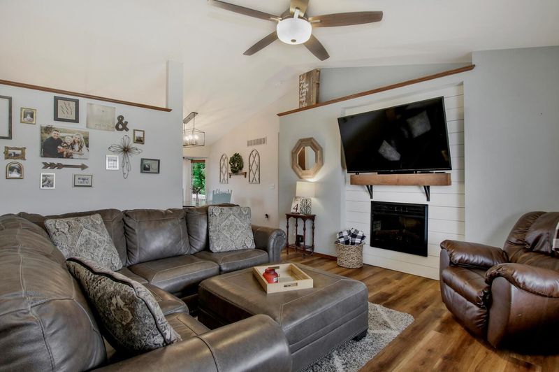 717 E Peach Ave, Haysville, KS 67060