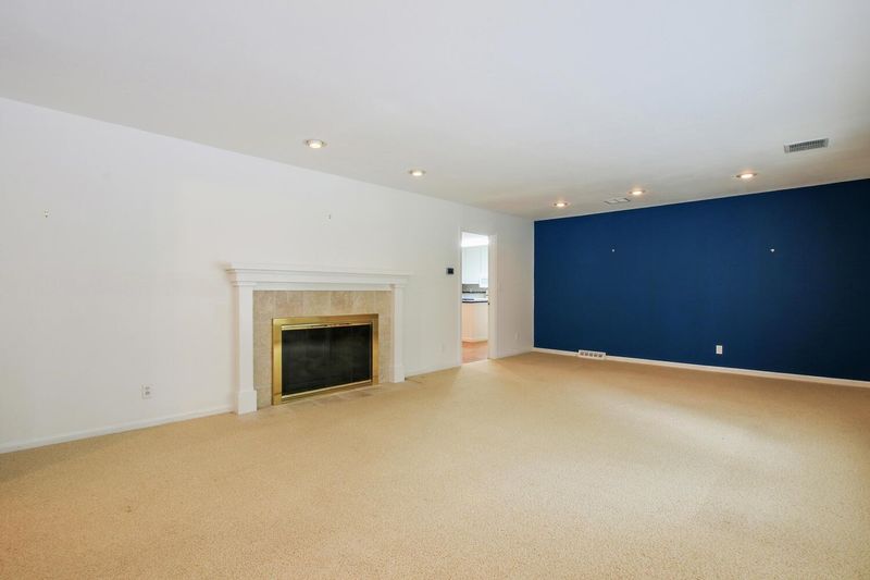 1175 N Pinecrest St, Wichita, KS 67208