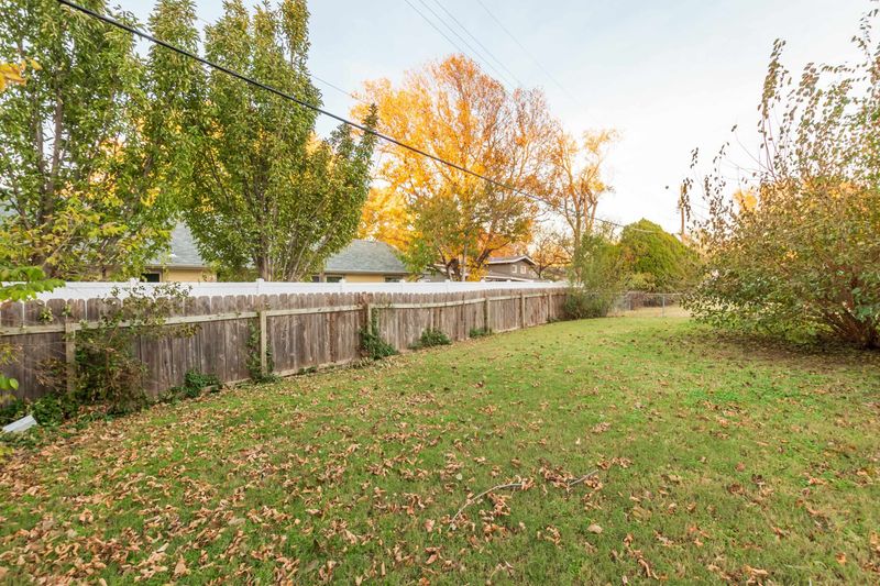1422 E Cloverdale Dr, Park City, KS 67219