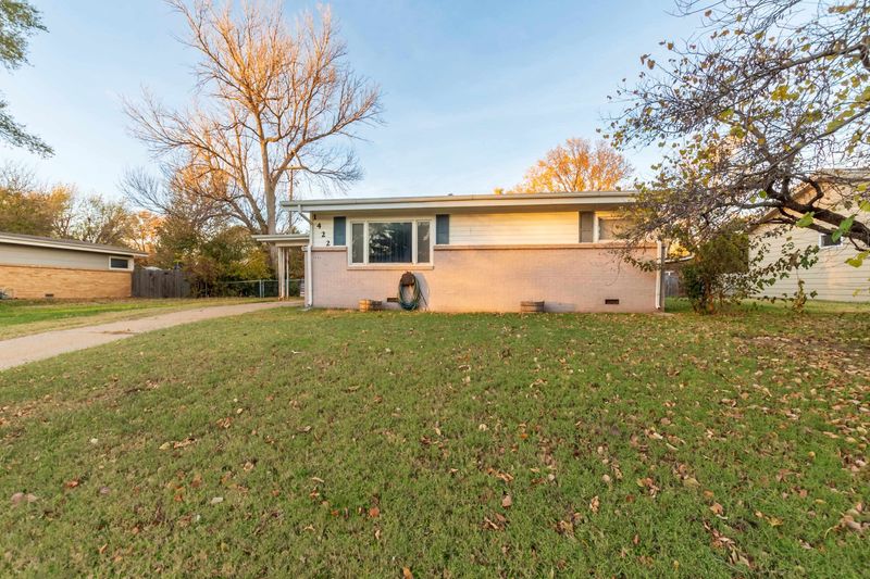 1422 E Cloverdale Dr, Park City, KS 67219