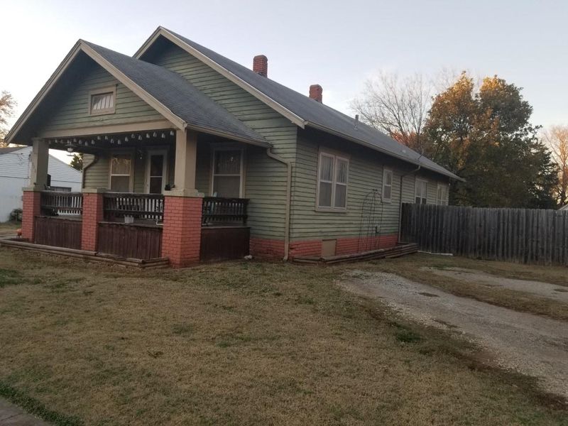 908 E 14th Ave, Winfield, KS 67156